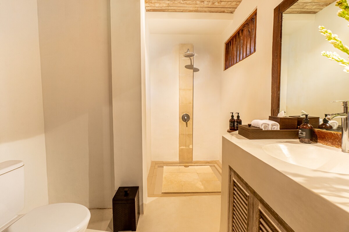 Authentic 5BR Lux Villa w/ HugePool in Canggu 35