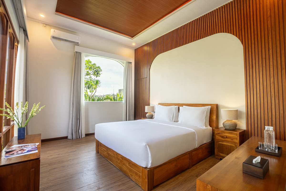 Authentic 5BR Lux Villa w/ HugePool in Canggu 36