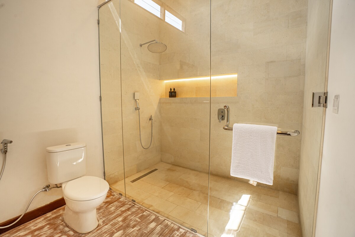 Authentic 5BR Lux Villa w/ HugePool in Canggu 37