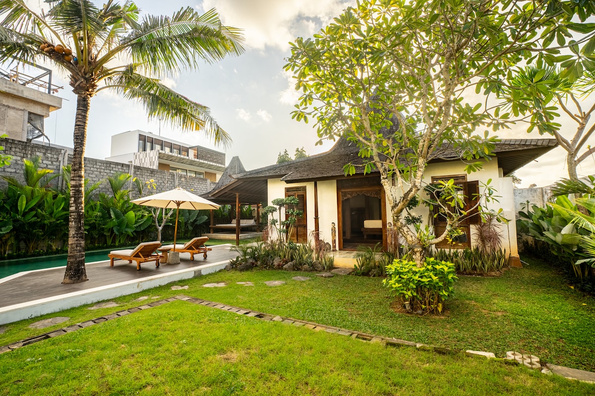 Authentic 5BR Lux Villa w/ HugePool in Canggu 38