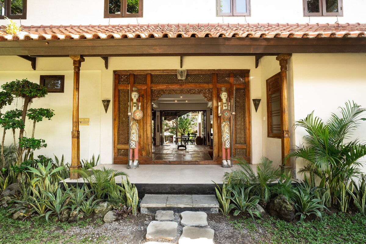 Authentic 5BR Lux Villa w/ HugePool in Canggu 9