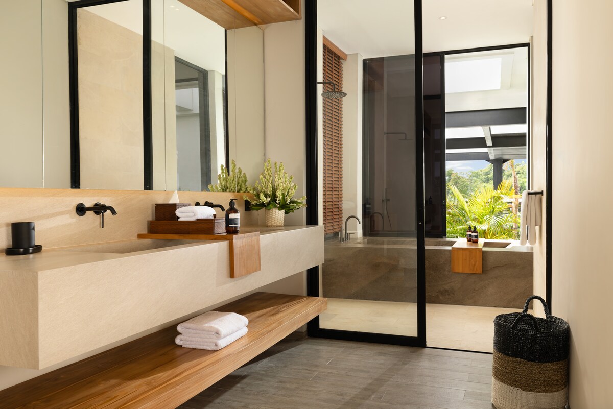 Designer 6BR Arita Villa Canggu|Huge Garden & Pool 10