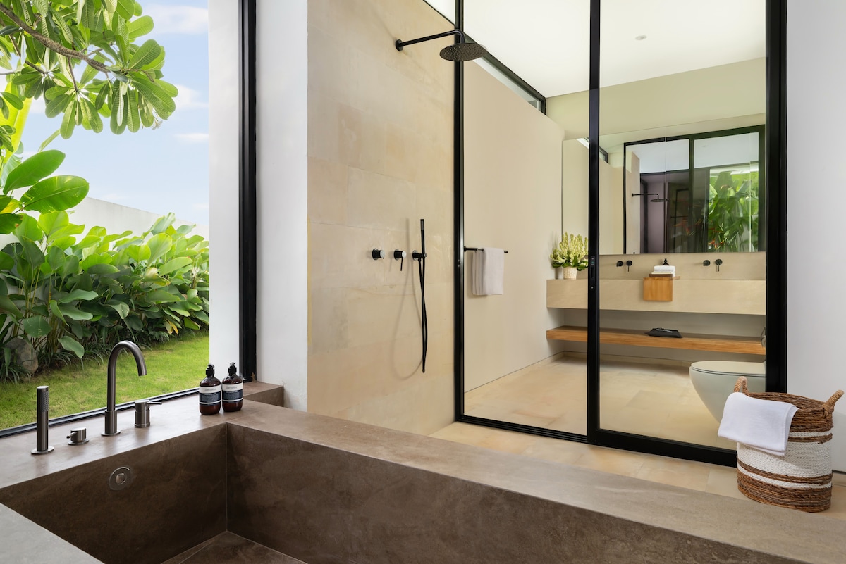 Designer 6BR Arita Villa Canggu|Huge Garden & Pool 12