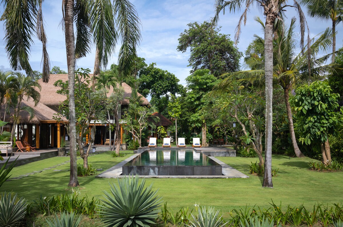 5BR Villa Bangkuang|Huge Pool & Lawn|Near Canggu 2
