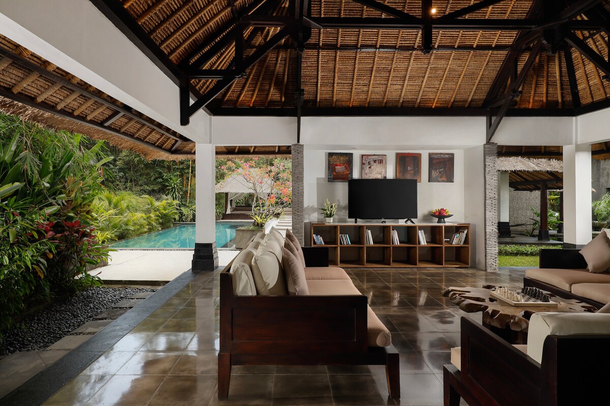 Lush 1BR Pool Suite, 20 Mins Ride to Canggu 2