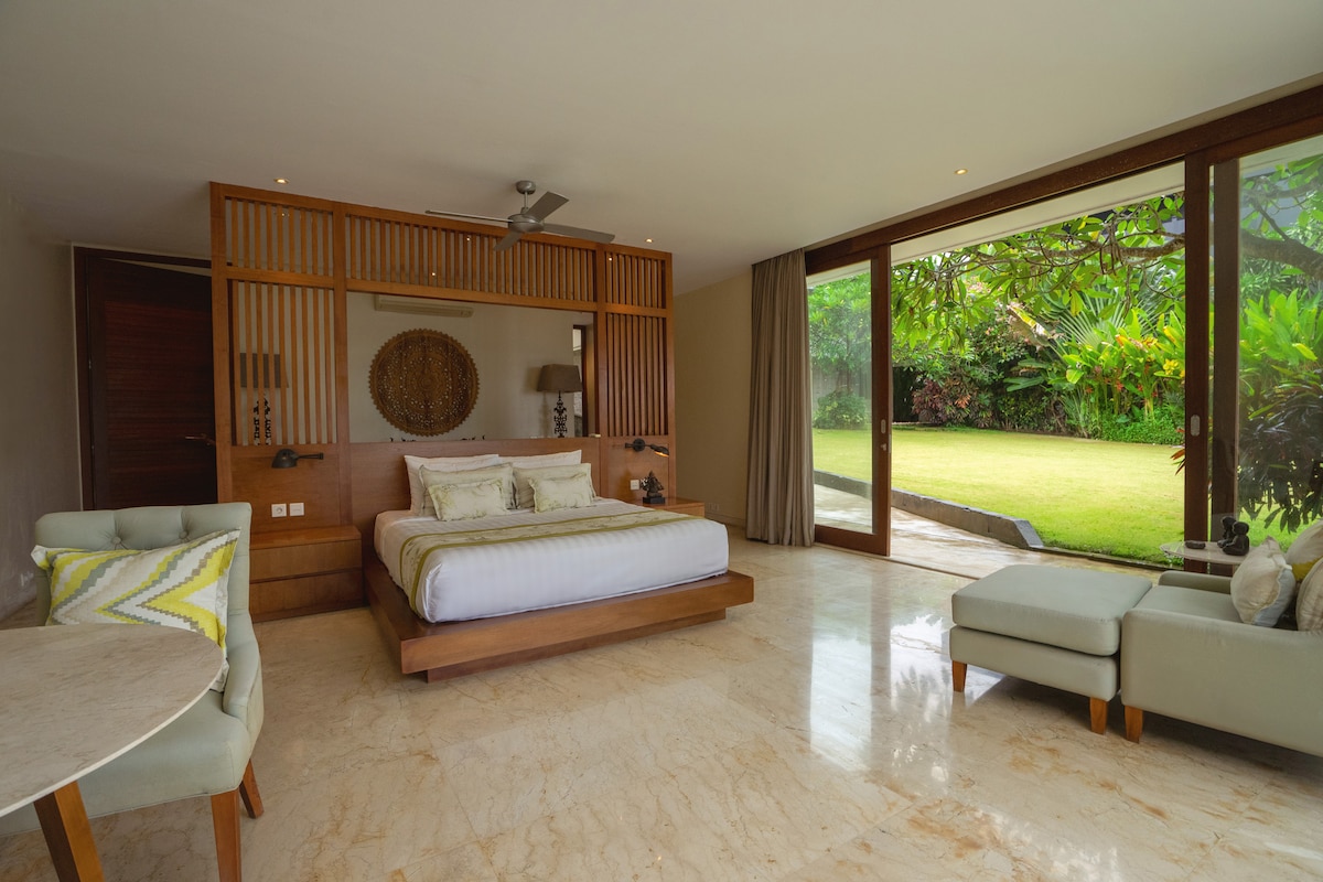 4BR Villa Omekai|Oceanfront|Big Lawn|Near Canggu 10