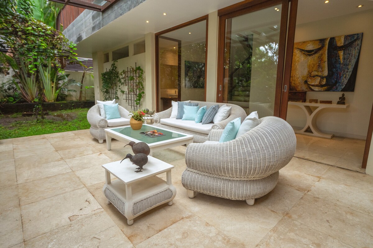 4BR Villa Omekai|Oceanfront|Big Lawn|Near Canggu 14