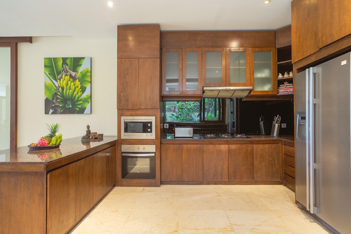 4BR Villa Omekai|Oceanfront|Big Lawn|Near Canggu 21