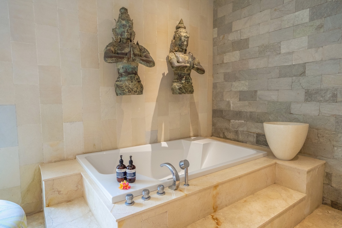 4BR Villa Omekai|Oceanfront|Big Lawn|Near Canggu 23
