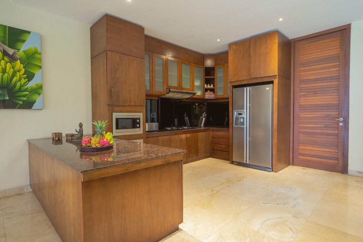 4BR Villa Omekai|Oceanfront|Big Lawn|Near Canggu 7