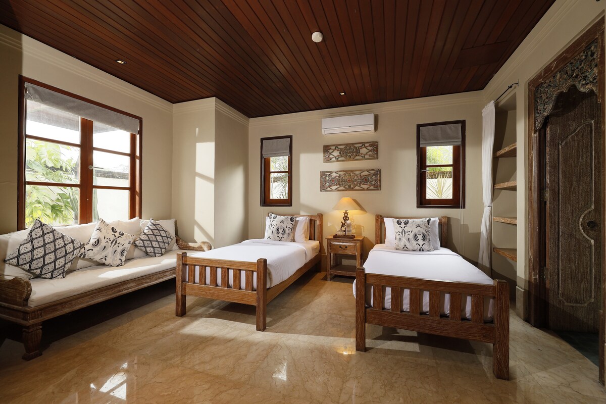 Cliffside Greenery View 3BR Pool Villa Jimbaran 11