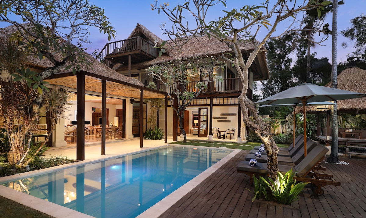 Cliffside Greenery View 3BR Pool Villa Jimbaran 2