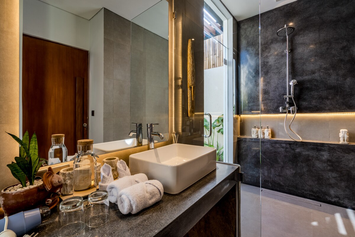 Golden Lion Embrace 3BR Villa with Pool in Ubud 14