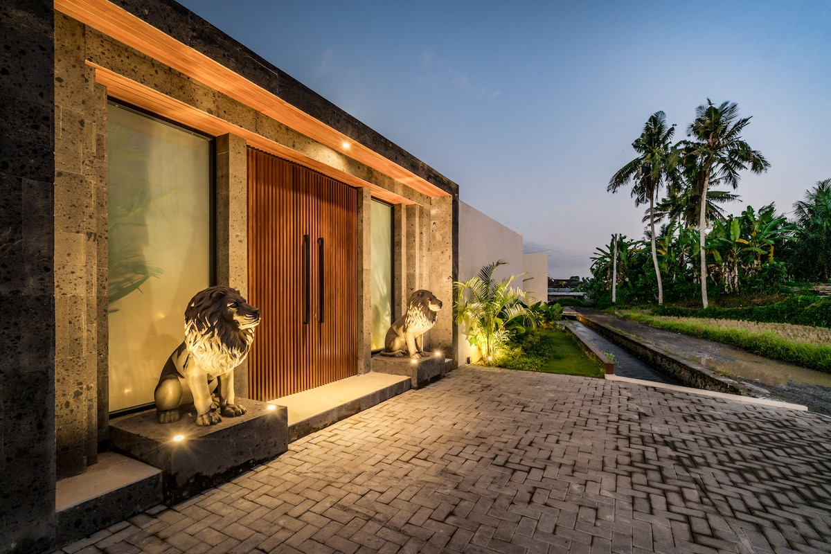 Golden Lion Embrace 3BR Villa with Pool in Ubud 26