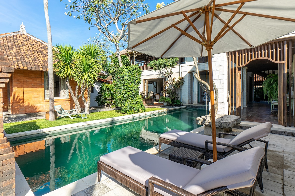 Designer 4BR Luxury Villa Close to the Beach 1