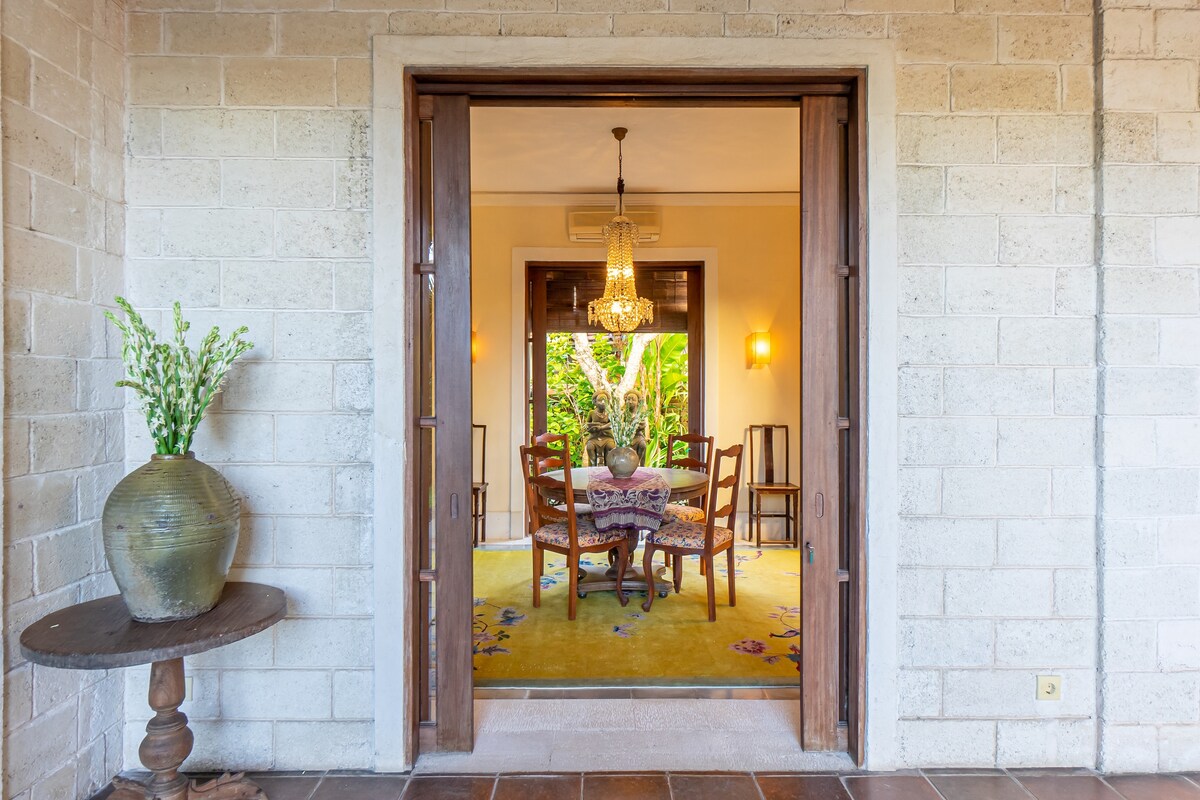 Designer 4BR Luxury Villa Close to the Beach 10