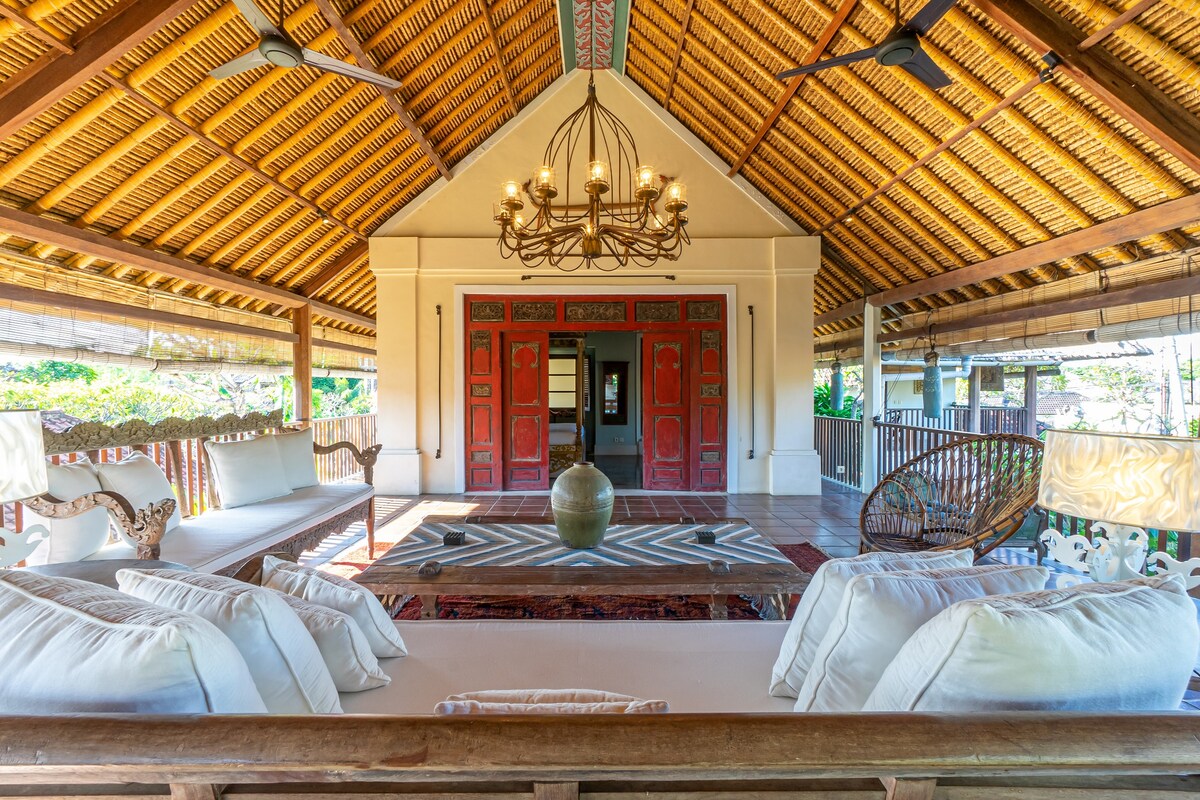 Designer 4BR Luxury Villa Close to the Beach 11
