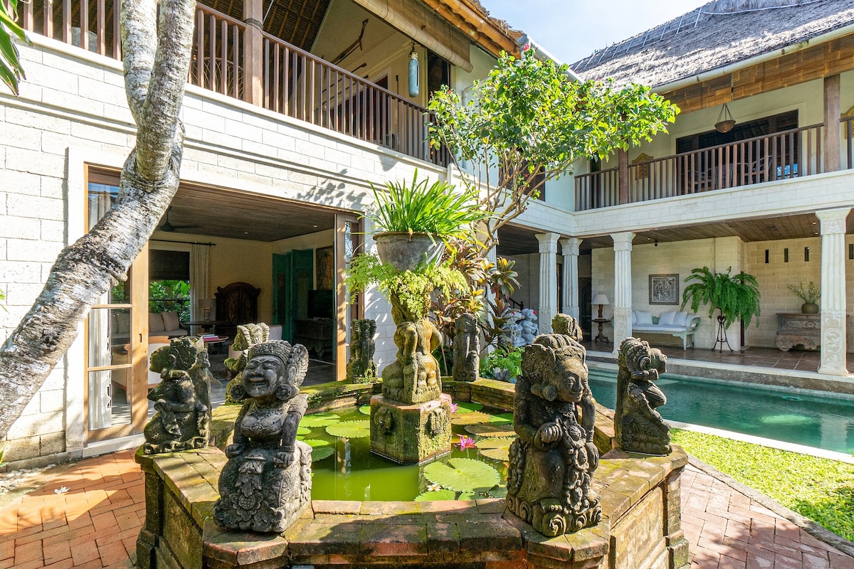 Designer 4BR Luxury Villa Close to the Beach 12