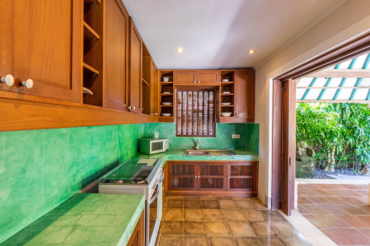 Designer 4BR Luxury Villa Close to the Beach 14