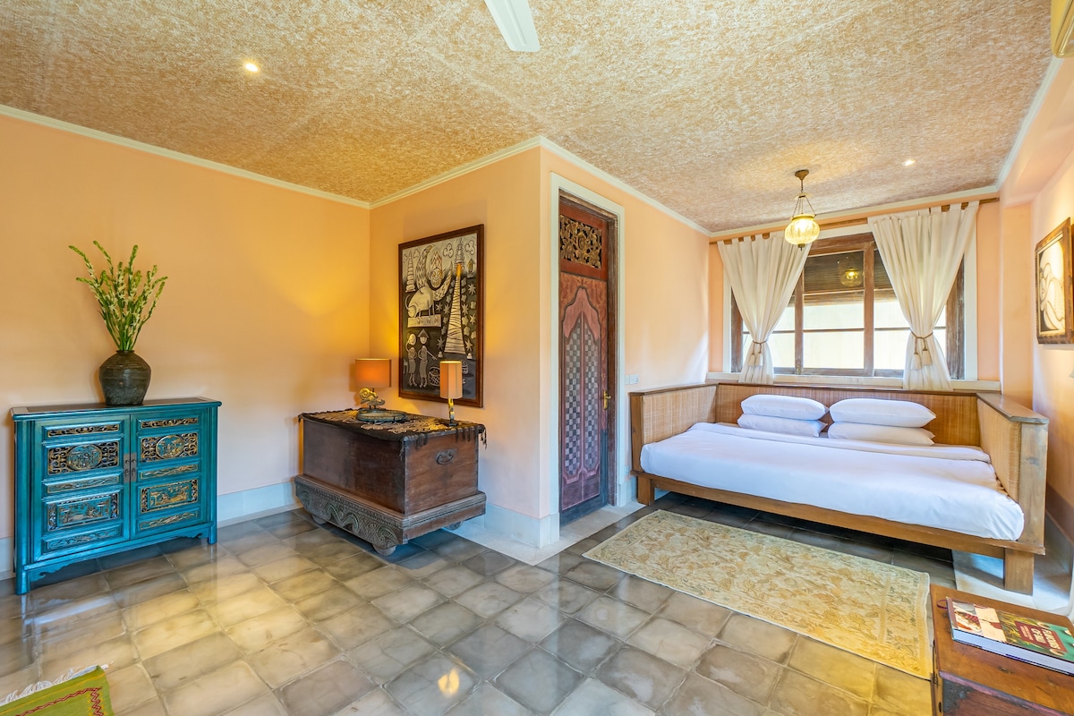 Designer 4BR Luxury Villa Close to the Beach 15