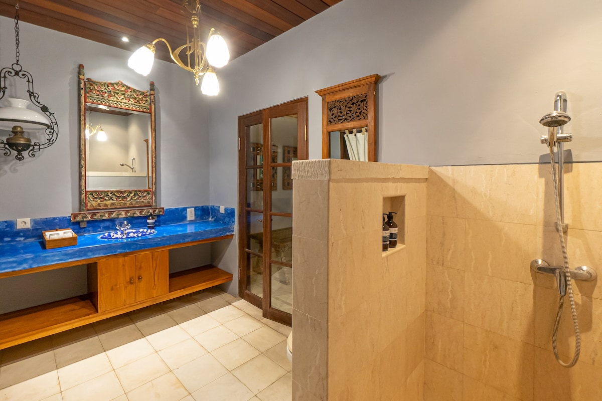 Designer 4BR Luxury Villa Close to the Beach 16