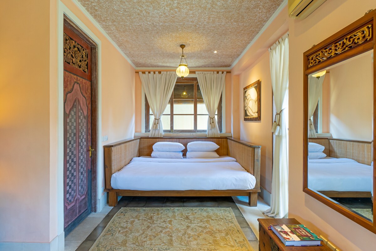 Designer 4BR Luxury Villa Close to the Beach 17