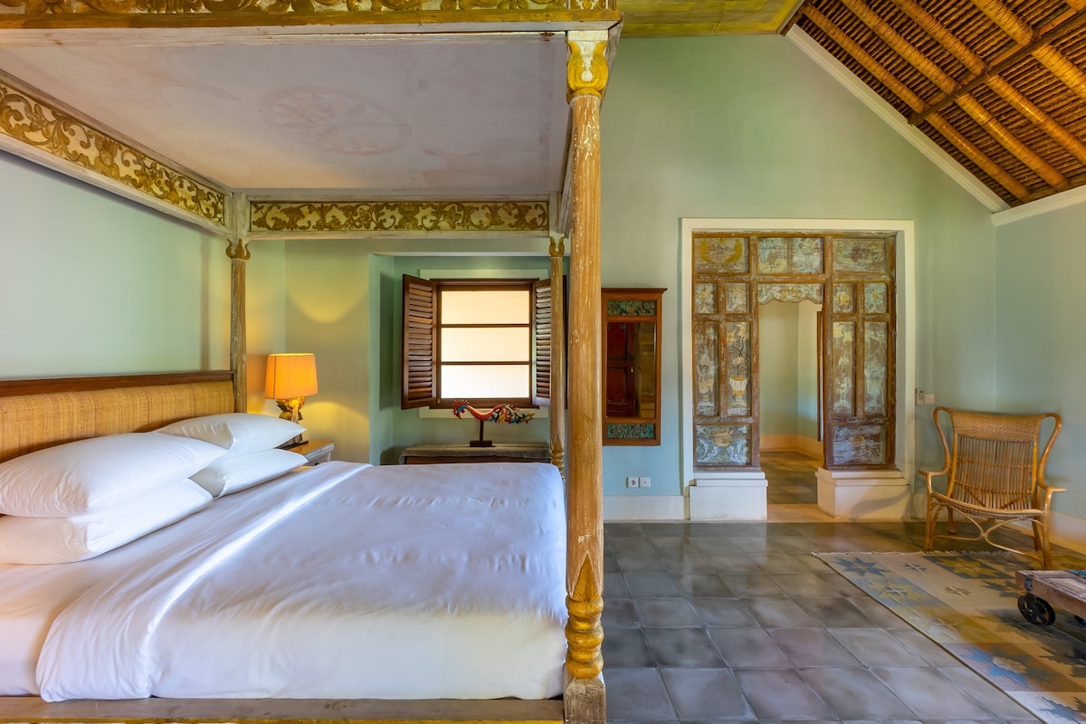 Designer 4BR Luxury Villa Close to the Beach 18