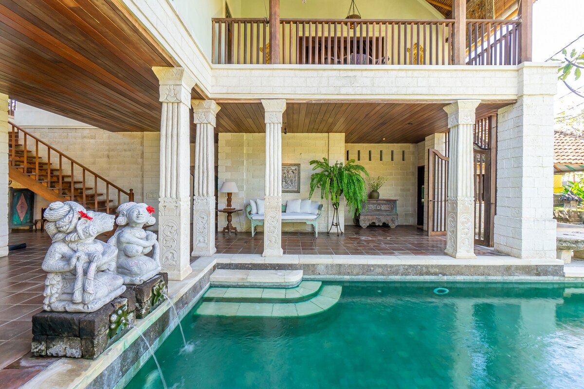 Designer 4BR Luxury Villa Close to the Beach 19