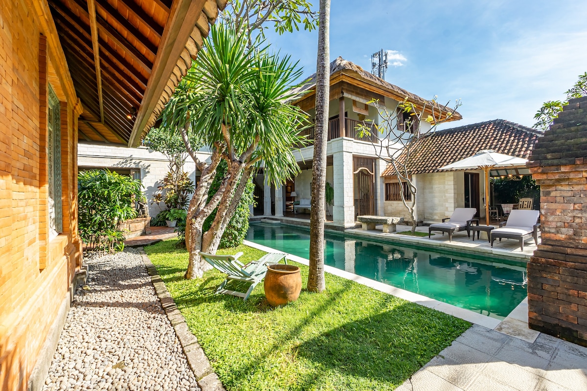 Designer 4BR Luxury Villa Close to the Beach 2