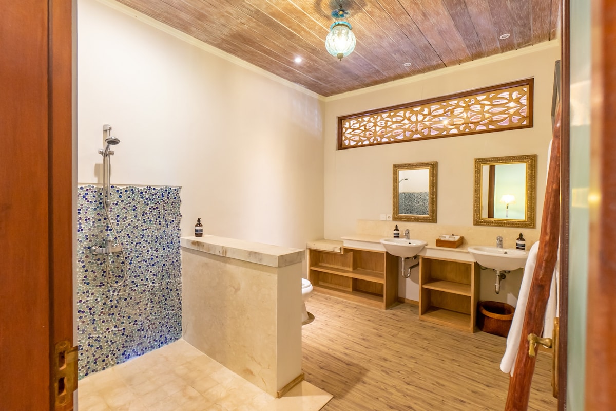 Designer 4BR Luxury Villa Close to the Beach 21