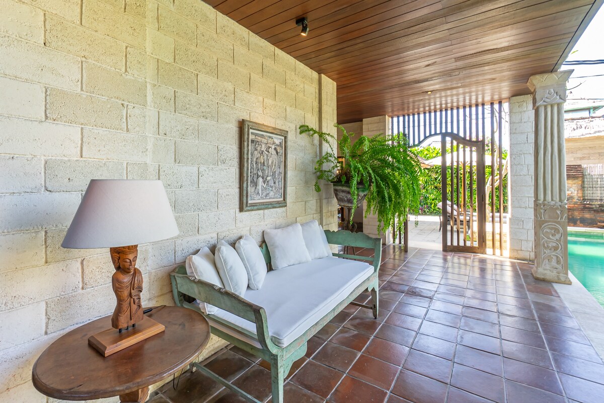 Designer 4BR Luxury Villa Close to the Beach 22