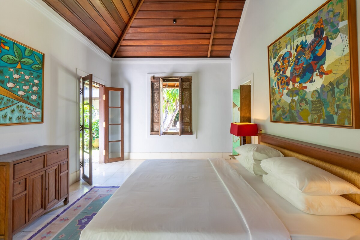 Designer 4BR Luxury Villa Close to the Beach 24
