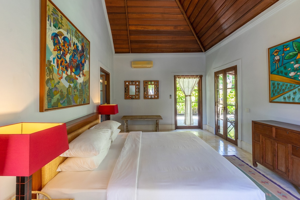 Designer 4BR Luxury Villa Close to the Beach 25