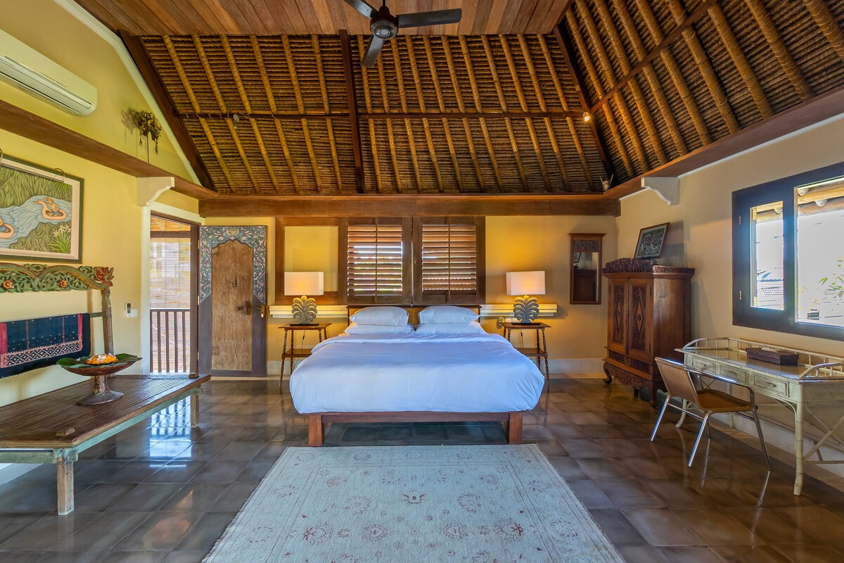 Designer 4BR Luxury Villa Close to the Beach 26