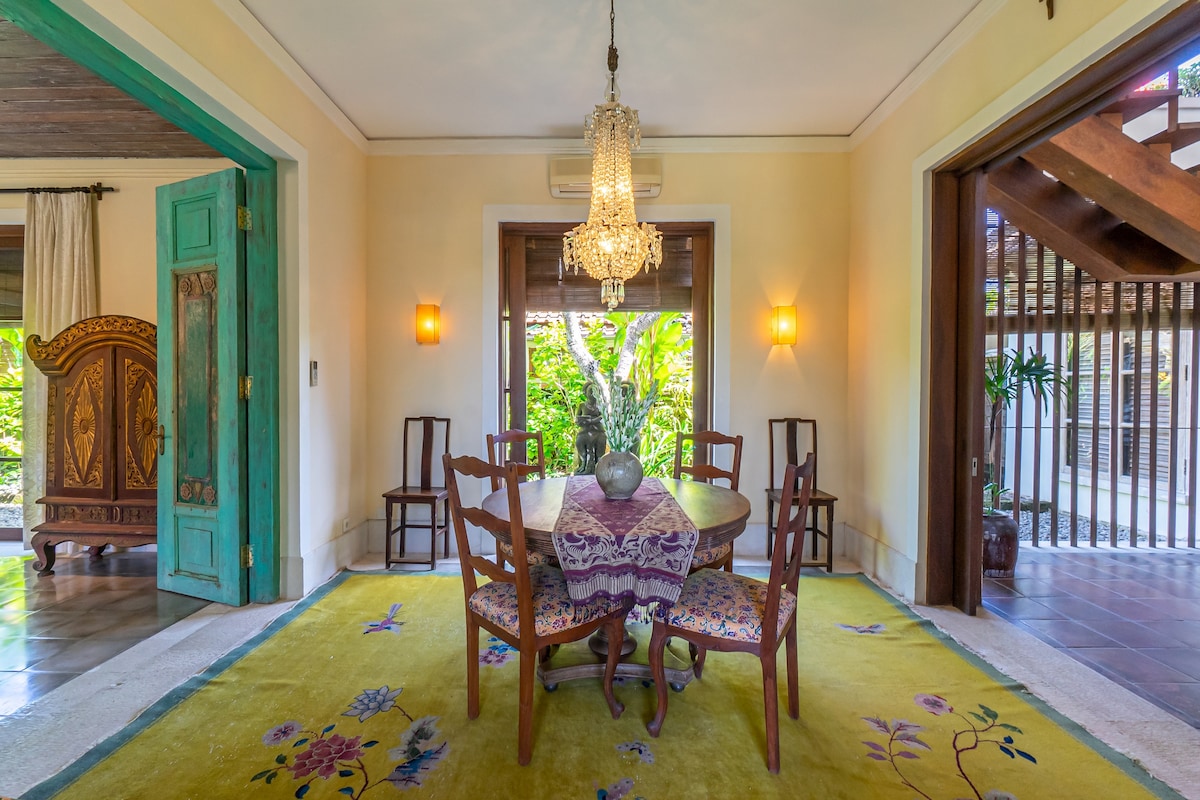 Designer 4BR Luxury Villa Close to the Beach 27