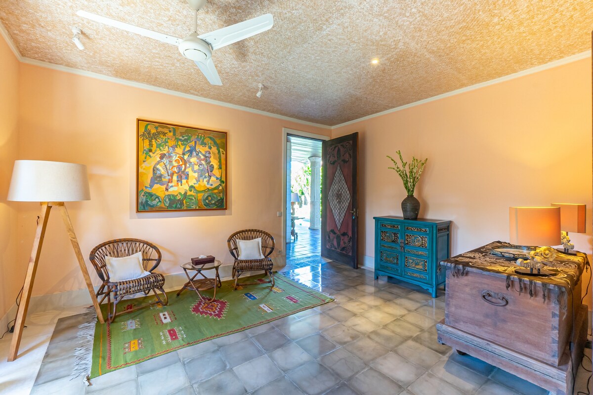 Designer 4BR Luxury Villa Close to the Beach 28