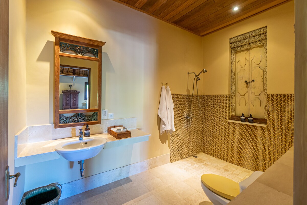 Designer 4BR Luxury Villa Close to the Beach 29