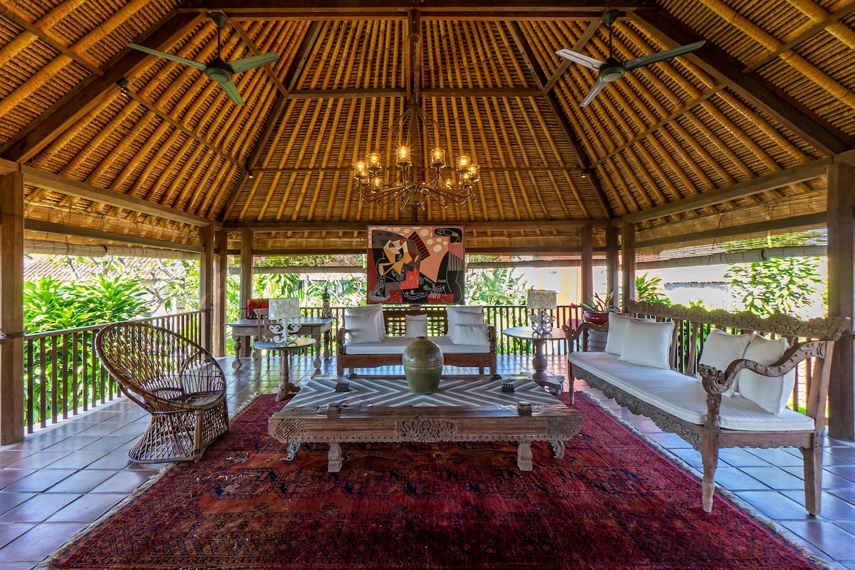 Designer 4BR Luxury Villa Close to the Beach 3