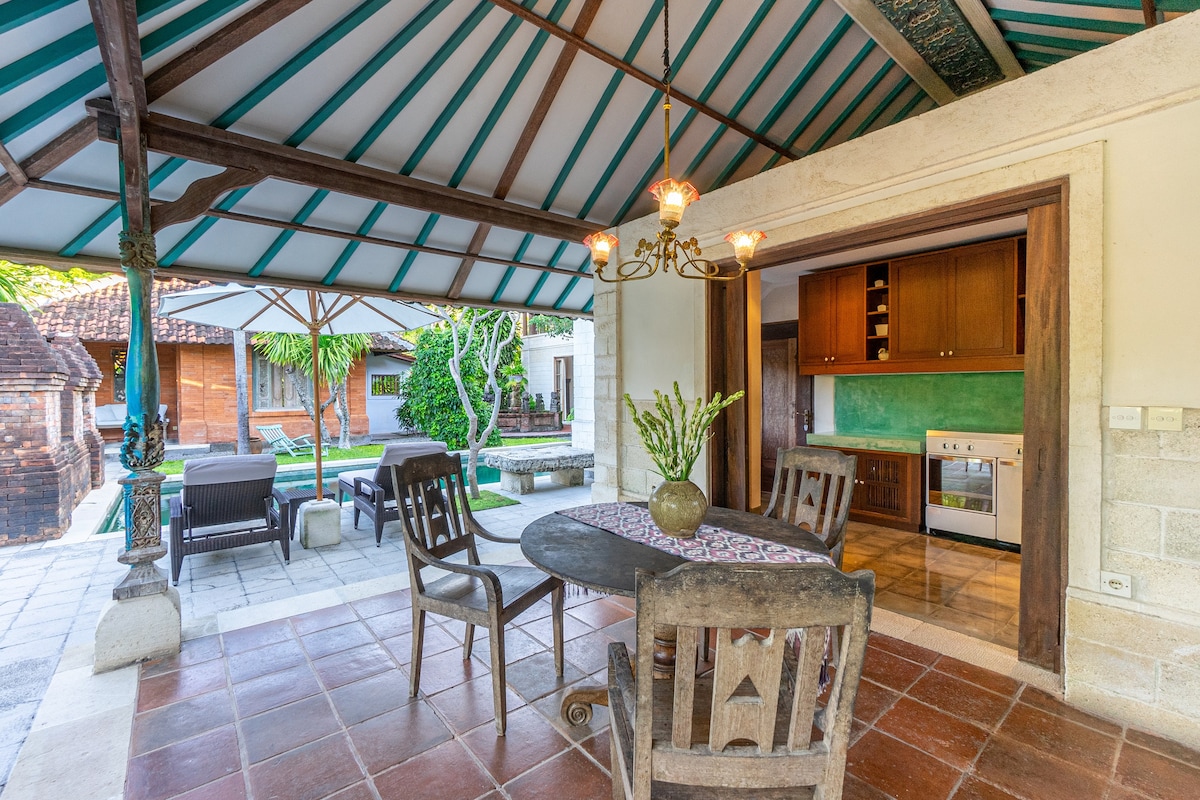 Designer 4BR Luxury Villa Close to the Beach 31