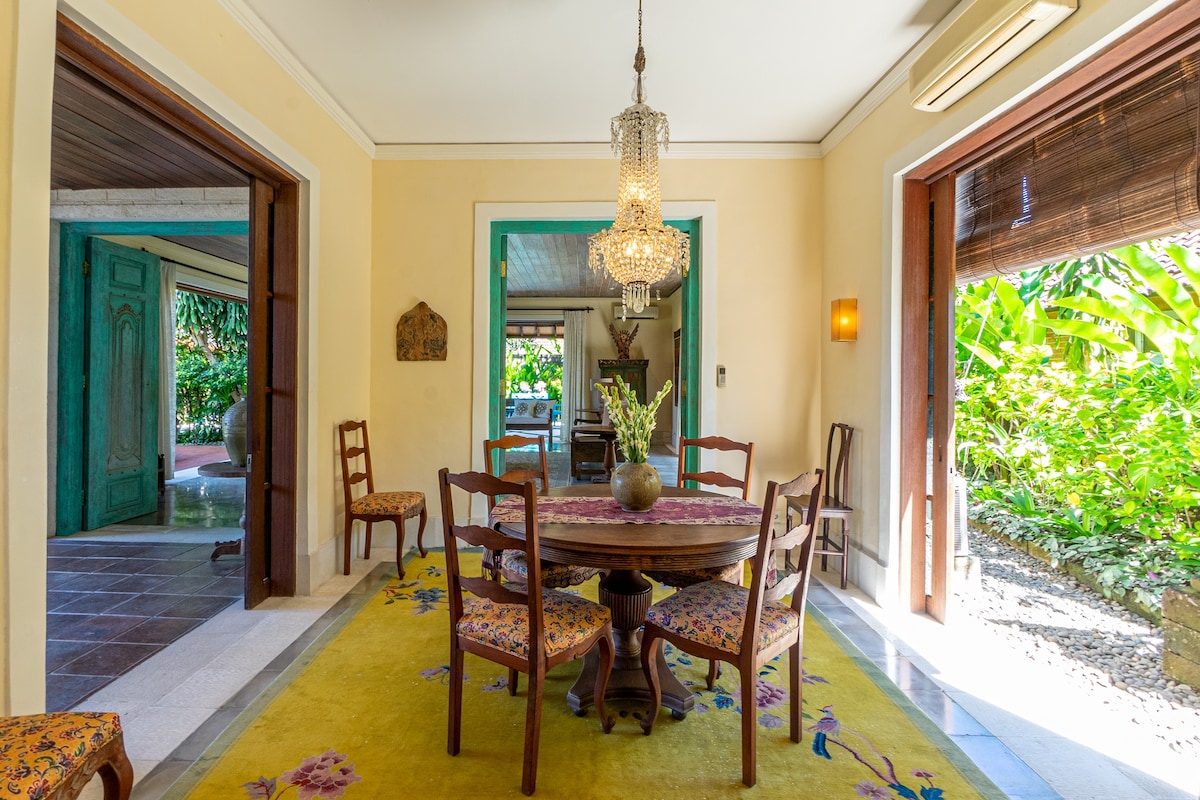Designer 4BR Luxury Villa Close to the Beach 4
