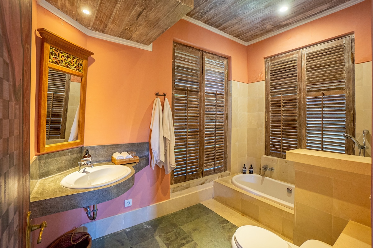 Designer 4BR Luxury Villa Close to the Beach 6
