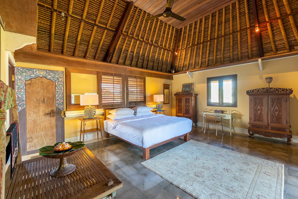 Designer 4BR Luxury Villa Close to the Beach 7
