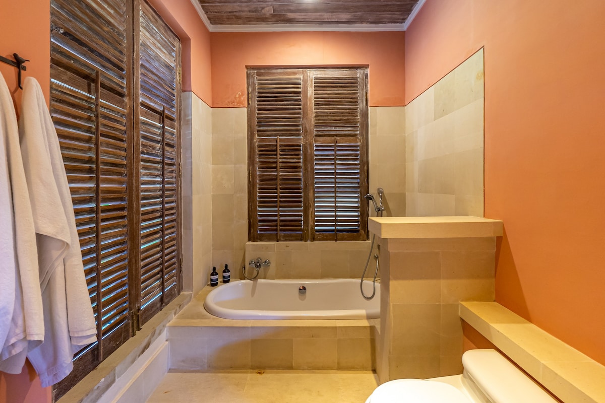 Designer 4BR Luxury Villa Close to the Beach 8