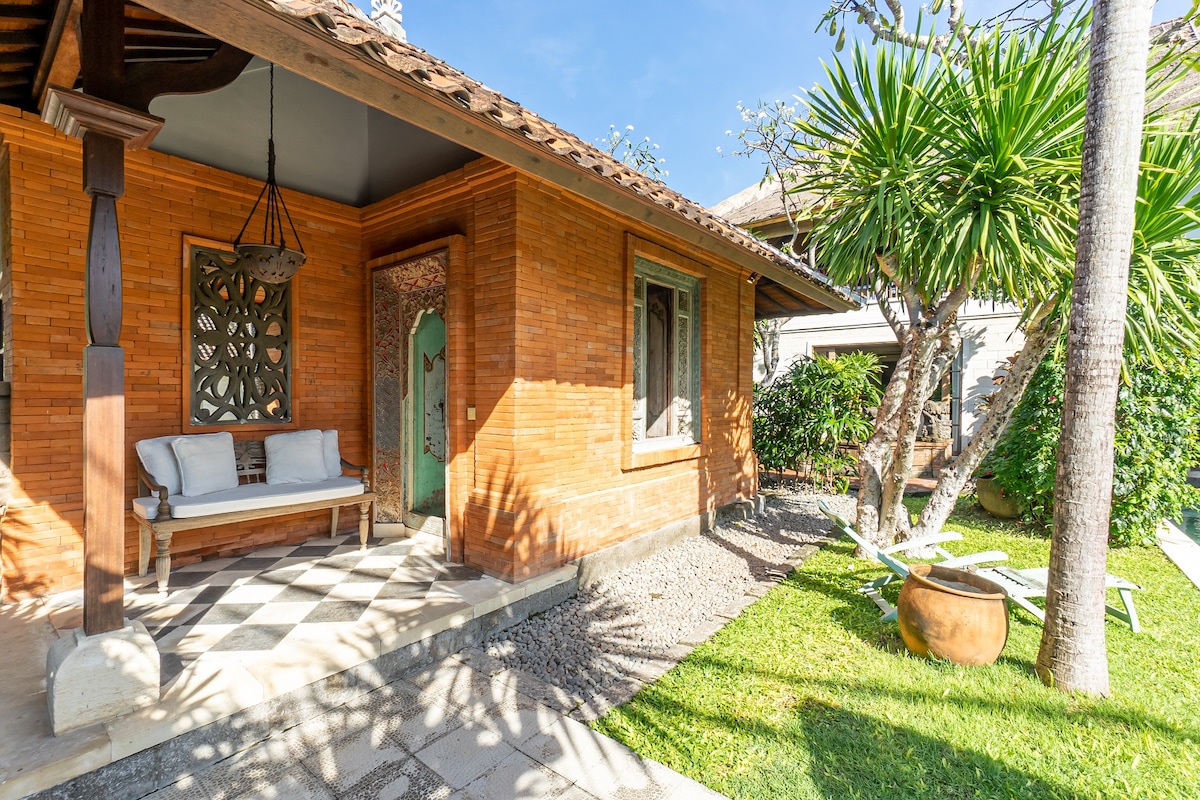 Designer 4BR Luxury Villa Close to the Beach 9