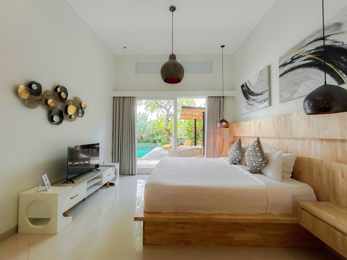 Peaceful 3 BR Villa in Sanur with Full Staff 24