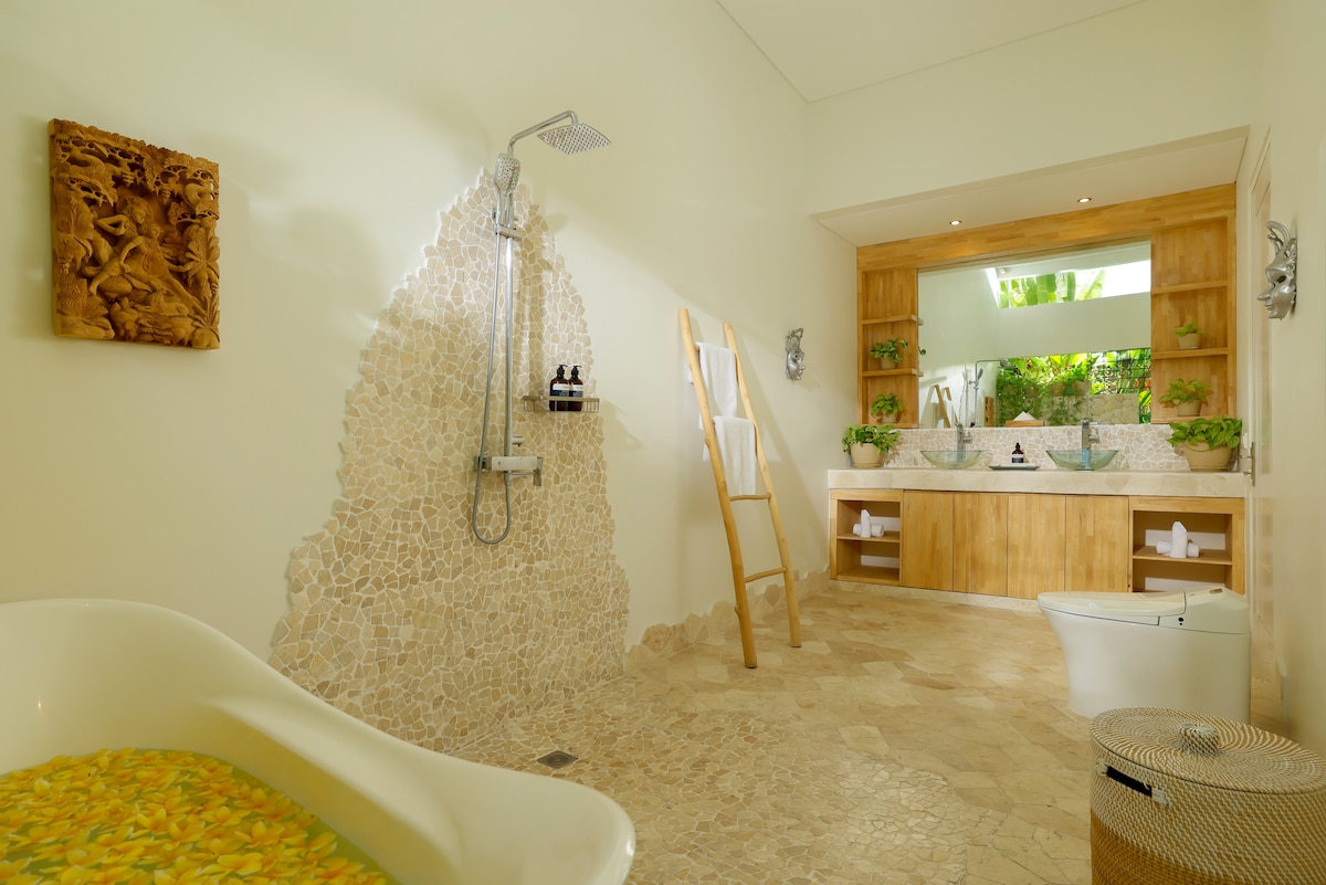 Peaceful 3 BR Villa in Sanur with Full Staff 7