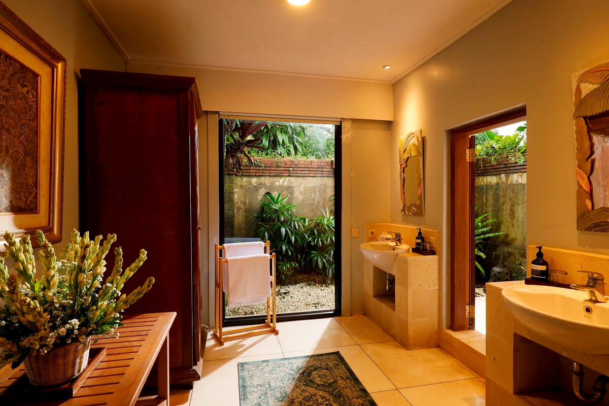 3BR Designer Villa w/ Panoramic Sayan Valley View 10