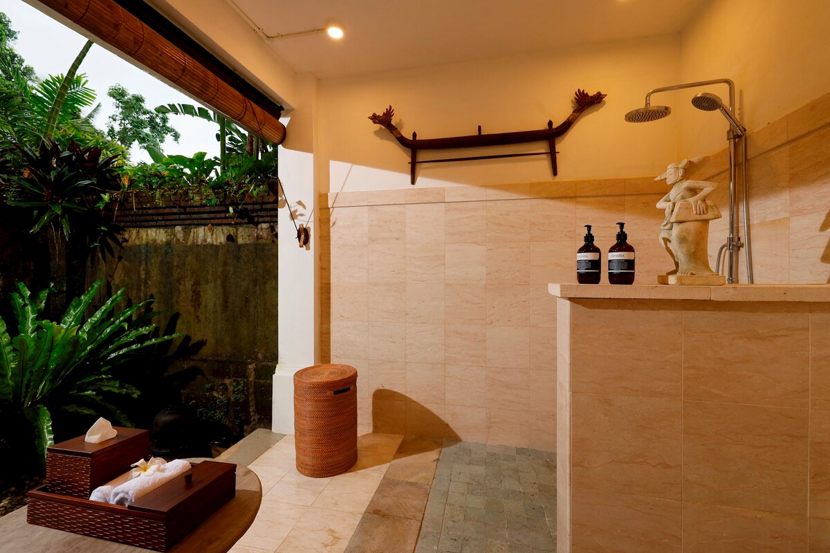 3BR Designer Villa w/ Panoramic Sayan Valley View 11