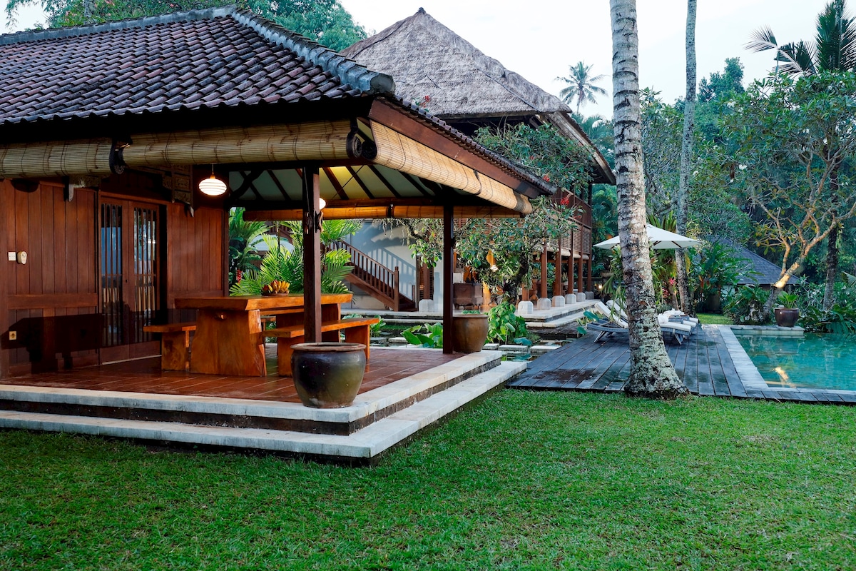 3BR Designer Villa w/ Panoramic Sayan Valley View 24