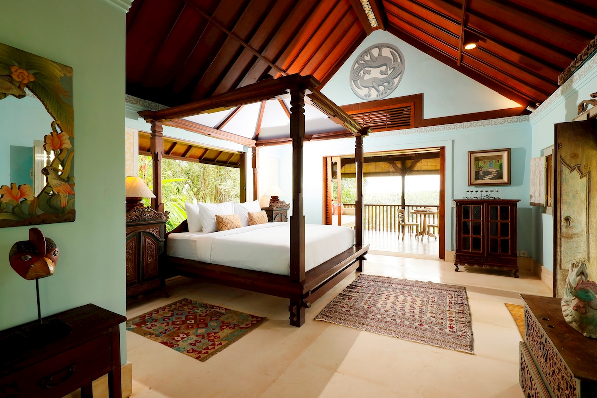 3BR Designer Villa w/ Panoramic Sayan Valley View 4
